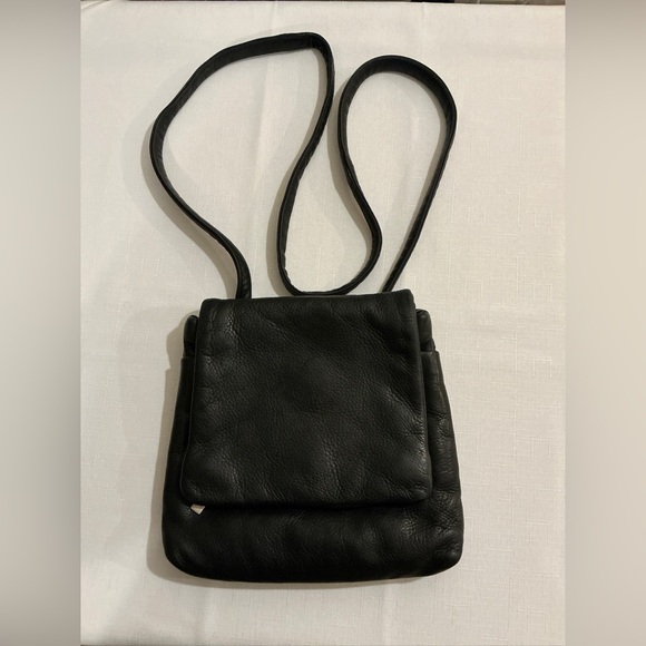 Black Leather Shoulder Bag with Zipper & Flap Closure - Picture 2 of 2